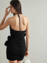 Robe courte fleurie sans manches à dos nu et col suspendu